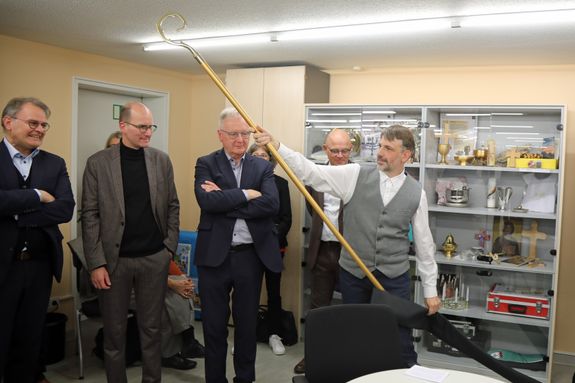 Beim Sichten der Medien gab es auch manche Überraschung. Anstelle einer Landkarte des Landes Israel fand Oliver Ripperger, Leiter des Religionspädagogischen Medienzentrums, in einer Stoffhülle diesen Bischofsstab.