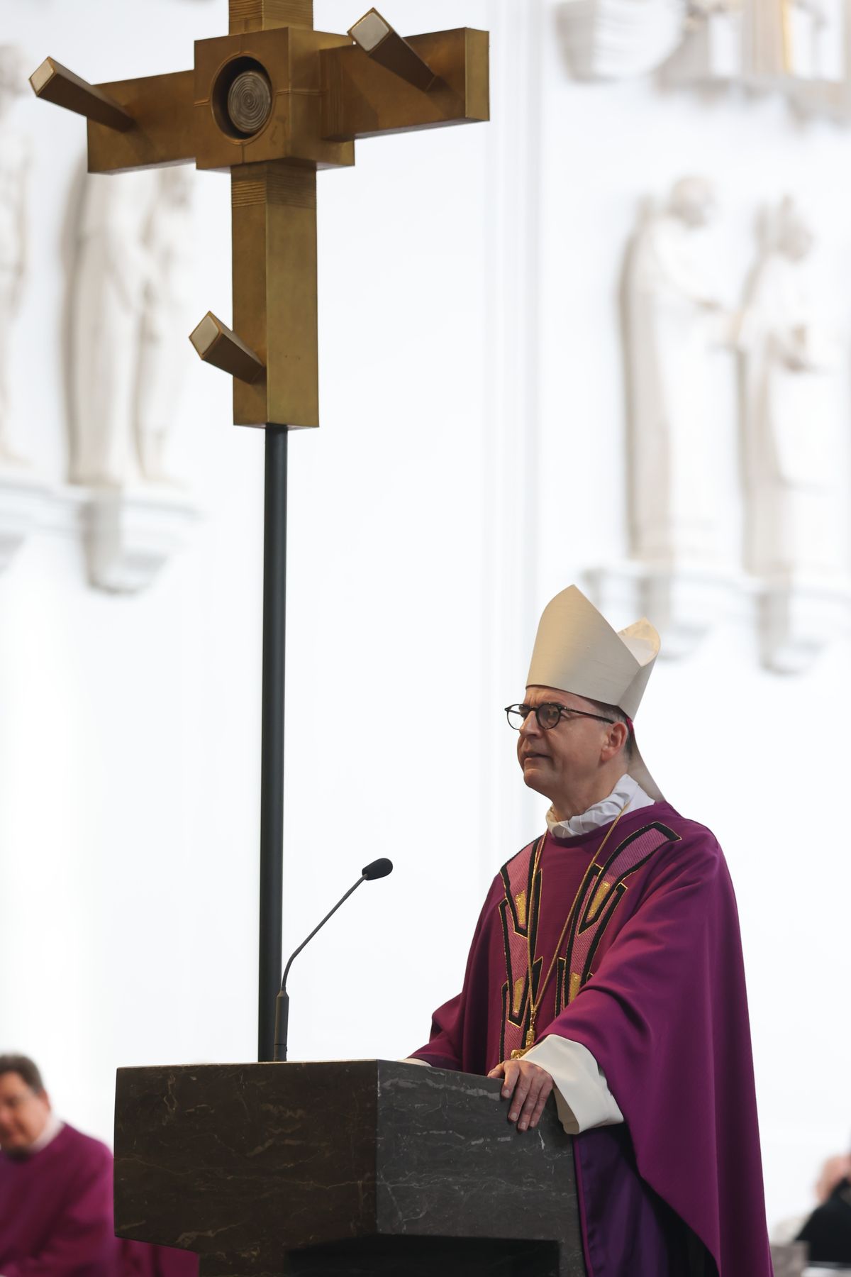 Bischof Dr. Franz Jung feierte am Samstag, 12. Oktober, im Würzburger KIliansdom ein Pontifikalrequiem für Weihbischof em. Helmut Bauer. Die anschließende Beisetzung leitete Dompropst Weihbischof Paul Reder.