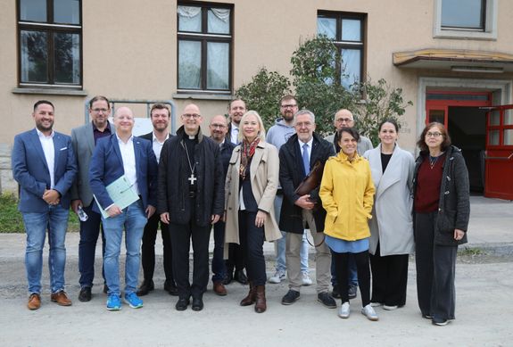 Man müsse "ein starkes Team" haben, um Geflüchteten einen guten Start in Deutschland zu ermöglichen, sagt Einrichtungsleiterin Julia Scheer (2. von rechts). Bischof Dr. Franz Jung (3. von links) mit Vertretern der Regierung von Unterfranken, der Flüch Man müsse "ein starkes Team" haben, um Geflüchteten einen guten Start in Deutschland zu ermöglichen, sagt Einrichtungsleiterin Julia Scheer (2. von rechts). Bischof Dr. Franz Jung (3. von links) mit Vertretern der Regierung von Unterfranken, der Flüchtlingsberatung der Caritas, des Medizinischen Dienstes des Klinikums Würzburg Mitte und Ehrenamtlichen.