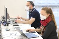 Heiko Säle von der Fernsehredaktion des Bistums und Rebecca Hornung von der Internetredaktion des Bistums kümmerten sich im Hintergrund um die Übertragung der Pressekonferenz ins Internet.