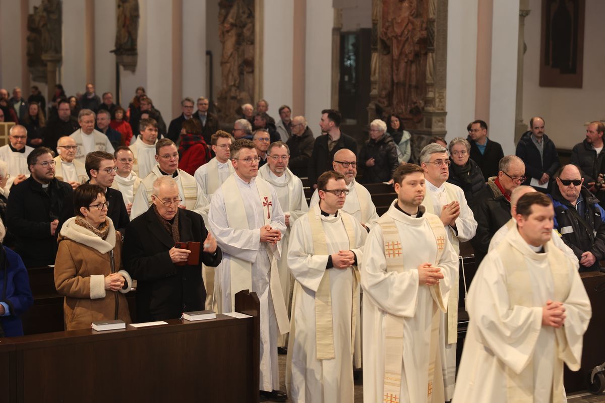 Bischof Dr. Franz Jung hat am Montagabend, 25. März, im Würzburger Kiliansdom die Heiligen Öle für alle 43 Pastoralen Räume im Bistum Würzburg  geweiht.