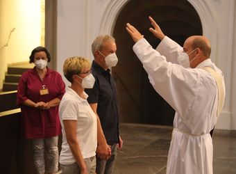 Mit rund 100 Ehepaaren aus der ganzen Diözese hat Bischof Dr. Franz Jung am Montagabend, 28. Juni, einen Gottesdienst im Würzburger Kiliansdom gefeiert. Eingeladen waren Ehejubilare, die in den Jahren 2020 und 2021 ihr silbernes Ehejubiläum feiern. Nach dem Gottesdienst ließen sich die Ehepartner von Bischof Jung und weiteren Priestern und Diakonen mit Abstand segnen.
