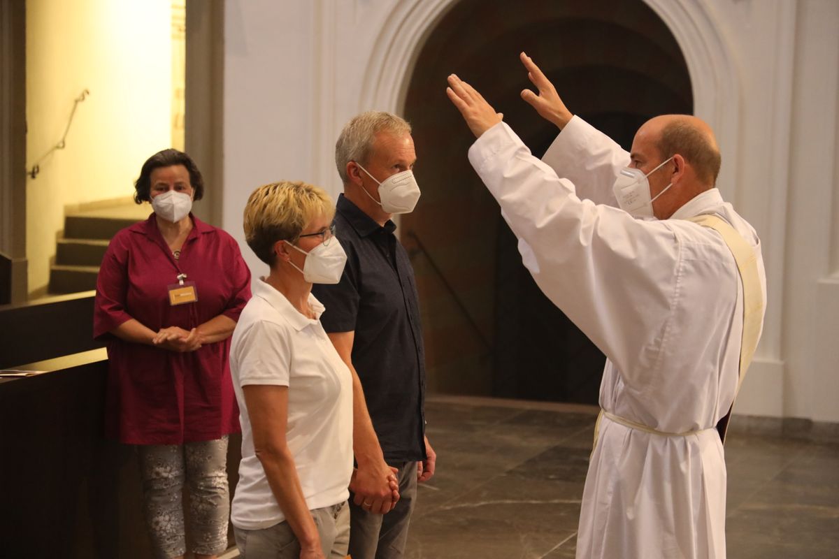 2621/0619 Ehejubilare Bischof 28. Juni Abend_27962 Mit rund 100 Ehepaaren aus der ganzen Diözese hat Bischof Dr. Franz Jung am Montagabend, 28. Juni, einen Gottesdienst im Würzburger Kiliansdom gefeiert. Eingeladen waren Ehejubilare, die in den Jahren 2020 und 2021 ihr silbernes Ehejubiläum feiern. Nach dem Gottesdienst ließen sich die Ehepartner von Bischof Jung und weiteren Priestern und Diakonen mit Abstand segnen.