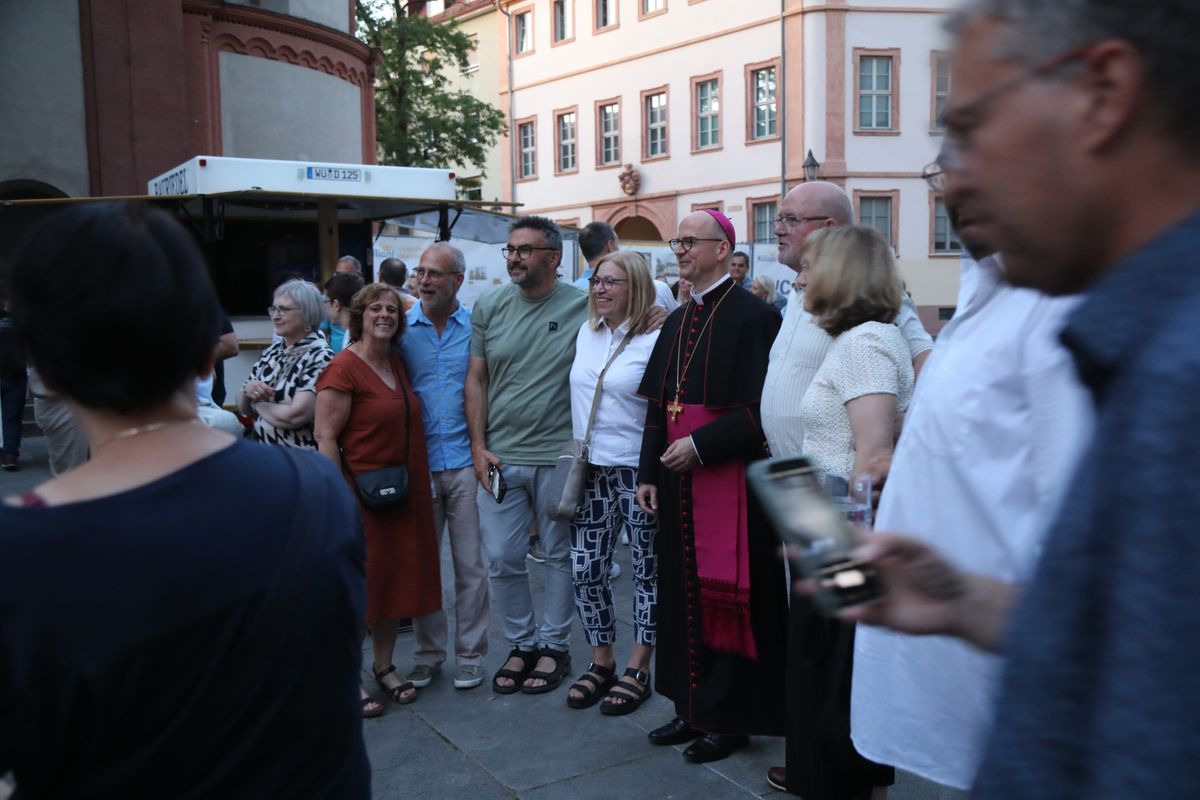Mit rund 1000 Eheleuten, die in diesem Jahr Silberhochzeit haben, feierte Bischof Dr. Franz Jung am Freitagabend, 4. Juli 2025, einen Pontifikalgottesdienst im Kiliansdom. Im Anschluss erteilten er, Weihbischof Paul Reder sowie weitere Seelsorgerinnen und Seelsorger den Paaren einzeln den Segen.