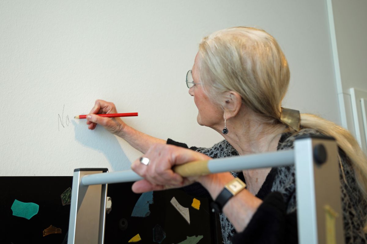 Ute Rakob legt letzte Hand an das "Bruchstücke-Fries" an. 