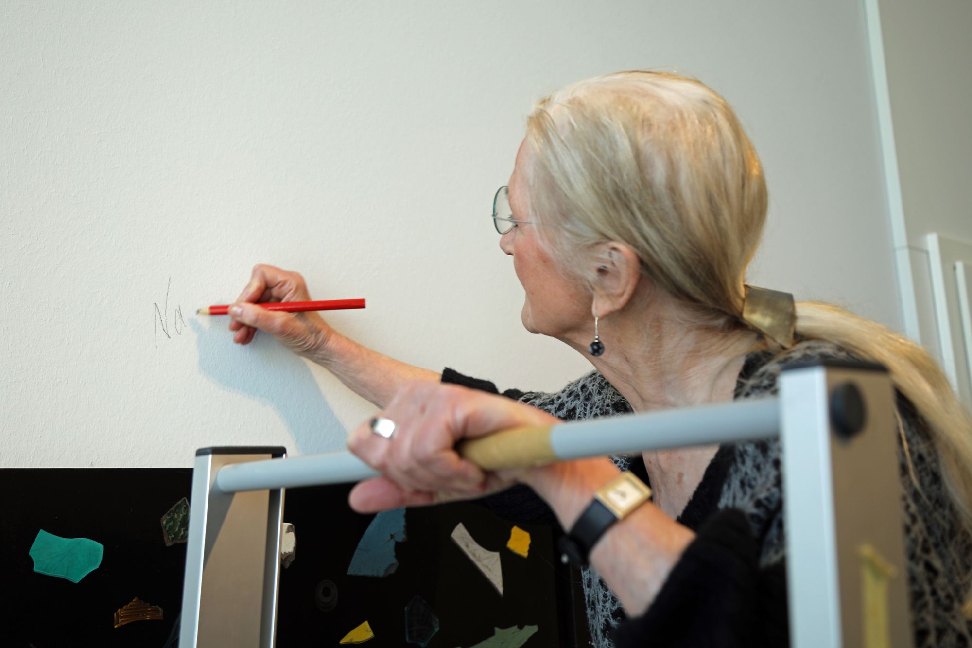Ute Rakob legt letzte Hand an das "Bruchstücke-Fries" an. 