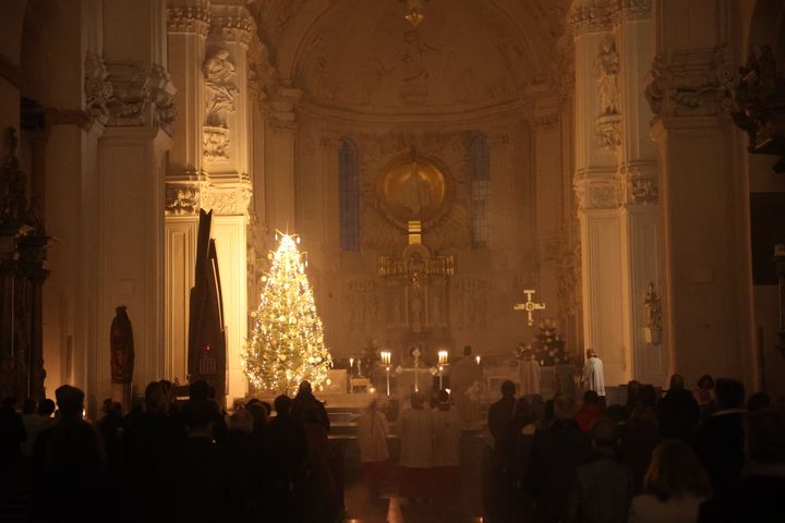 Am Ende der Christmette erklang im Kiliansdom das Lied "Stille Nacht". 