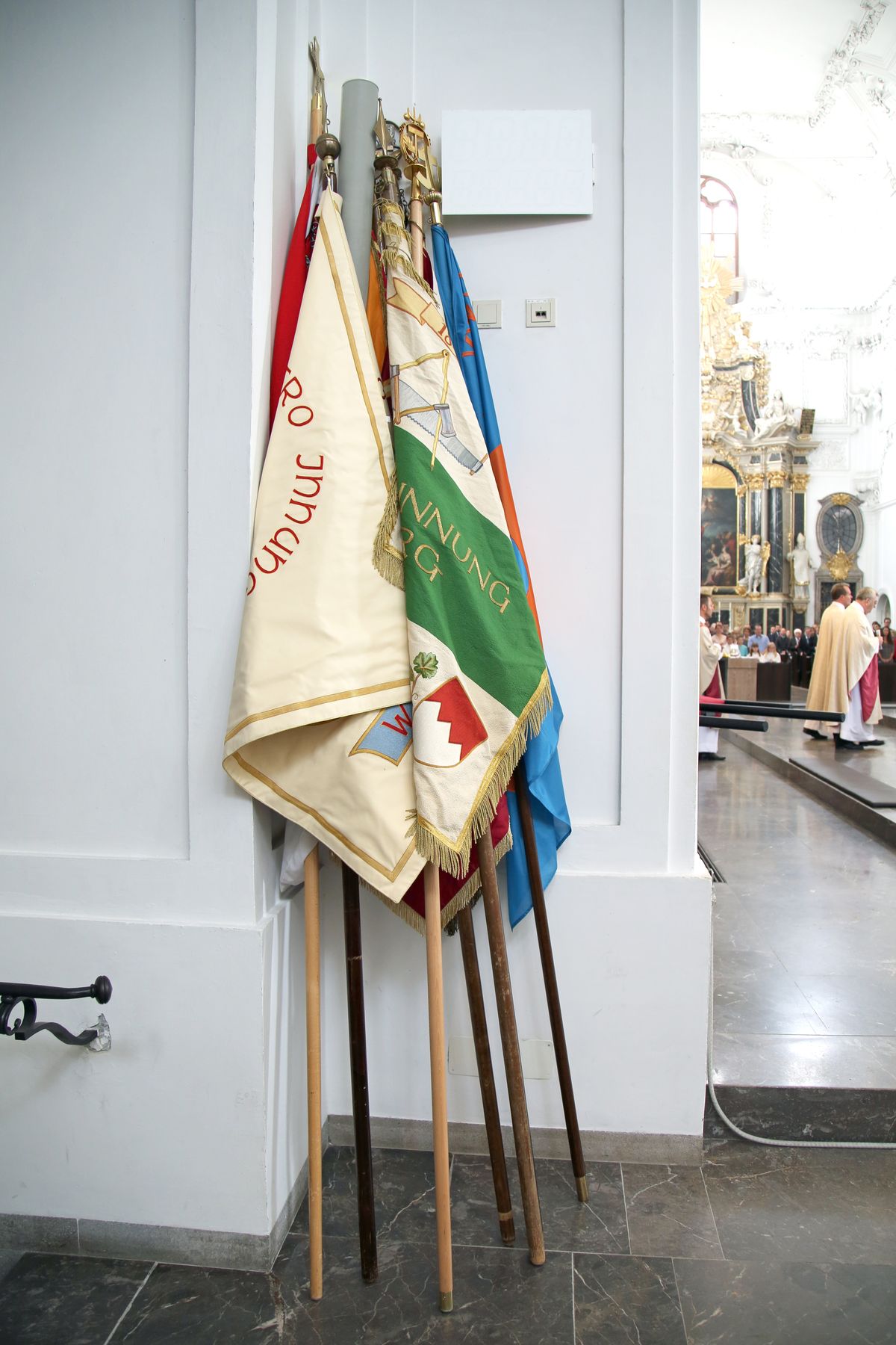 Die Fronleichnamsprozession in Würzburg stand unter dem Motto "Denn Gott hat uns nicht einen Geist der Verzagtheit gegeben, sondern den Geist der Kraft, der Liebe und Besonnenheit".