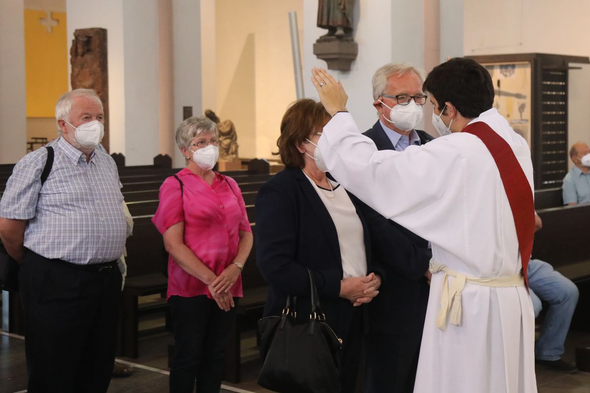 2621/0625 Gottesdienst für Ehejubilare mit Weihbischof Ulrich Boom am 29. Juni 2021_28065 Weihbischof Ulrich Boom feierte am Dienstagnachmittag, 29. Juni, einen Gottesdienst für Ehepaare, die 2020 oder 2021 ihr goldenes, diamantenes oder eisernes Ehejubiläum hatten. Im Anschluss konnten sich die Paare segnen lassen.