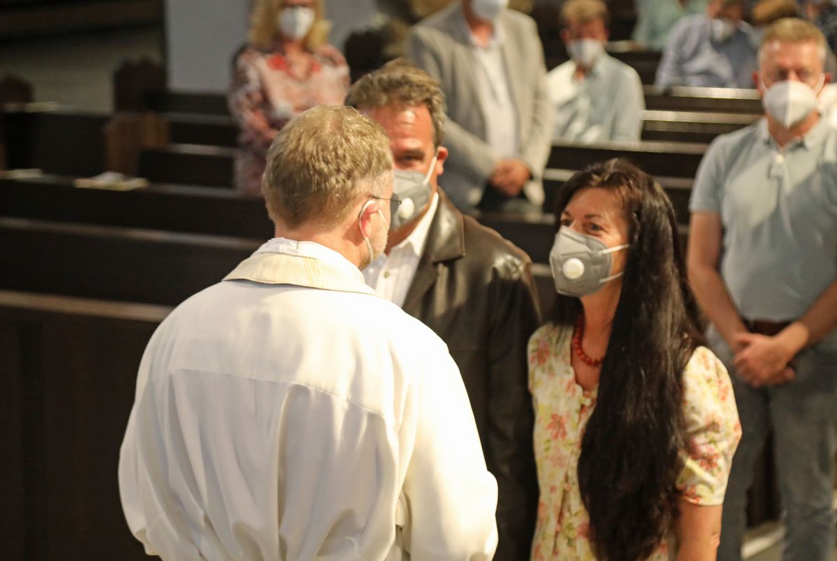 2621/0613 Gottesdienst für Ehejubilare Generalvikar Dr. Vorndran am Freitag, 25. Juni 2021_27656 Generalvikar Dr. Jürgen Vorndran feierte am Freitagabend, 25. Juni, einen Dankgottesdienst mit Ehepaaren, die seit 25 Jahren verheiratet sind. Anschließend spendeten der Generalvikar sowie weitere Priester und Diakone den Jubilaren mit Abstand den Segen.