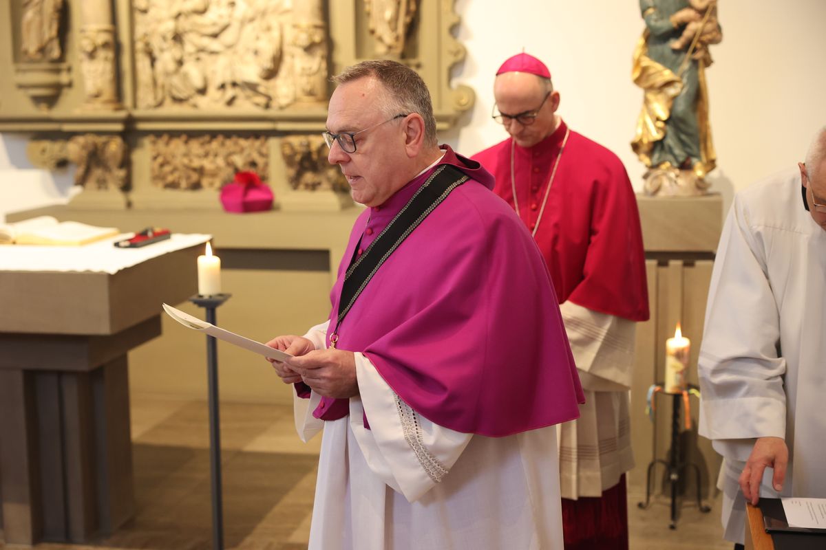 Weihbischof Paul Reder ist am Freitag 10. Mai, offiziell in sein Amt als Dompropst eingeführt worden - zunächst in der Kapelle des Bischofshauses, dann bei einem Pontifikalgottesdienst im Kiliansdom. Dabei wurde besonders an Bischof em. Dr. Paul-Werner Scheele erinnert, der am 10. Mai 2019 starb.