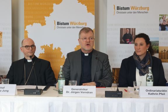 Über die Planungen und Ziele des Bistums Würzburg informierte die Bistumsleitung bei der Pressekonferenz zum Jahresauftakt am Mittwoch, 29. Januar, im Würzburger Burkardushaus. Von links: Bischof Dr. Franz Jung, Generalvikar Dr. Jürgen Vorndran und Ordinariatsrätin Kathrin Pfeil.