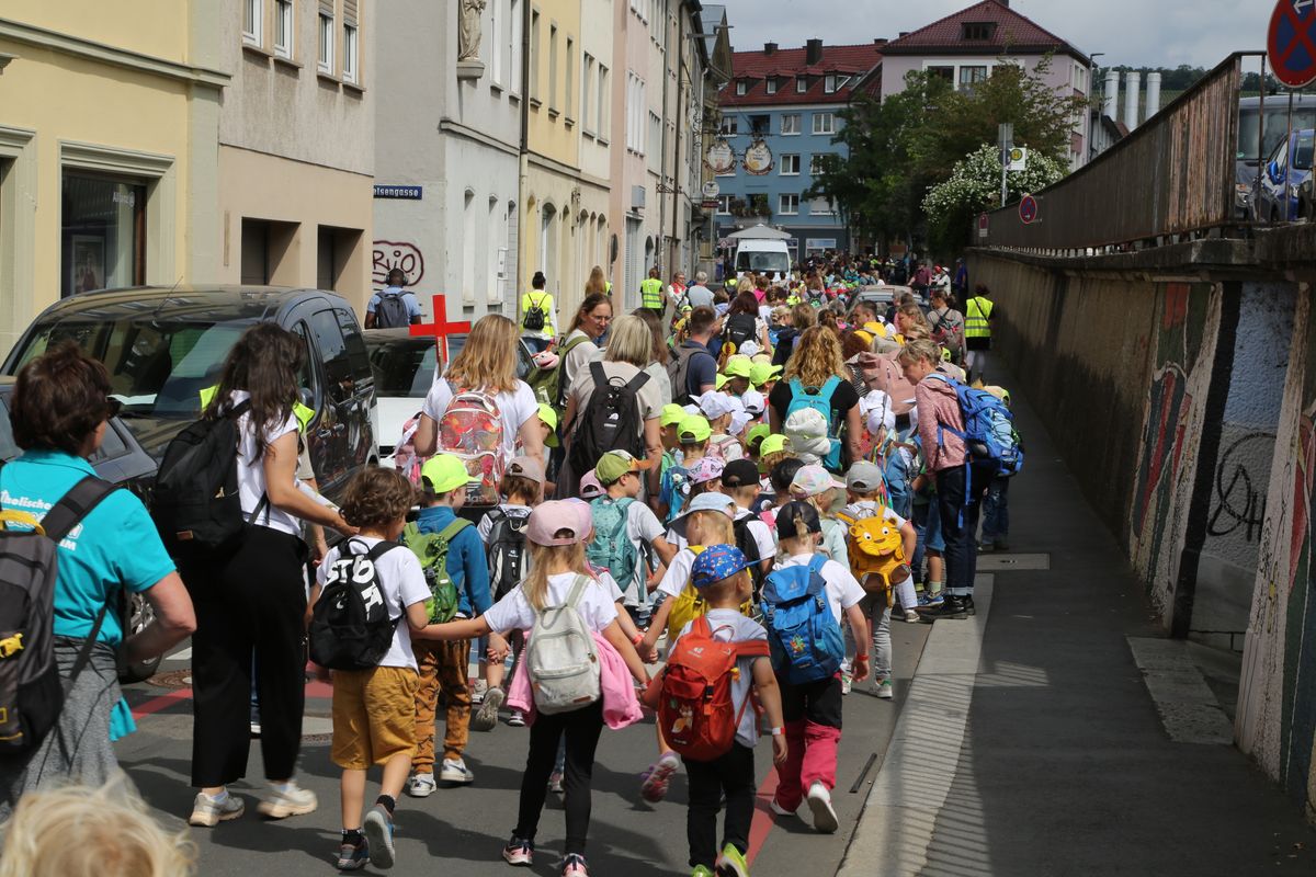 Rund 900 Kindergartenkinder haben am Freitag, 11. Juli, einen Gottesdienst mit Bischof Dr. Franz Jung in der Kirche Sankt Burkard gefeiert. Im Anschluss zogen sie über die Alte Mainbrücke in den Kiliansdom. 