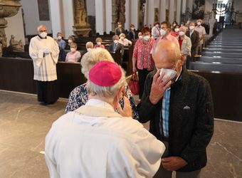 Bischof em. Dr. Friedhelm Hofmann feierte am Freitagnachmittag, 25. Juni, einen Dankgottesdienst mit Ehepaaren, die seit 50, 60 oder 65 Jahren verheiratet sind. Anschließend spendeten der Bischof sowie weitere Priester und Diakone den Jubilaren mit Abstand den Segen.