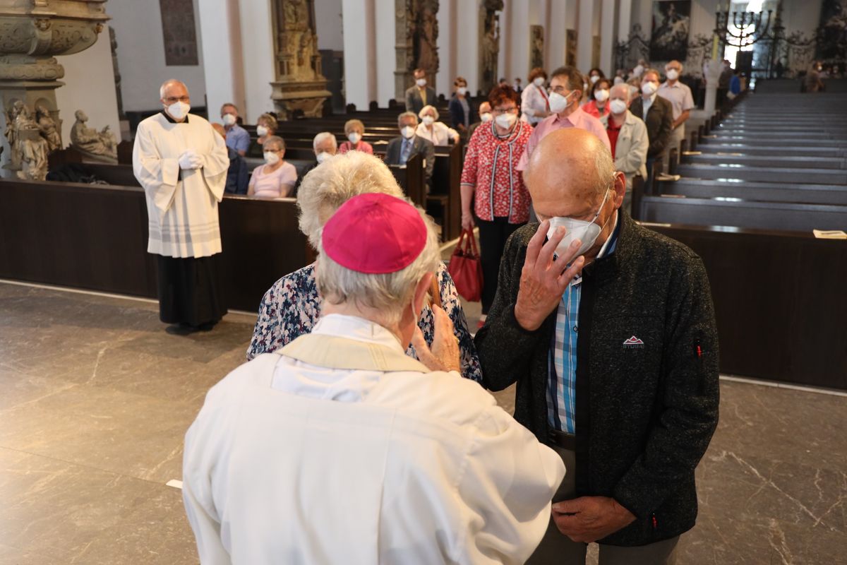 Bischof em. Dr. Friedhelm Hofmann feierte am Freitagnachmittag, 25. Juni, einen Dankgottesdienst mit Ehepaaren, die seit 50, 60 oder 65 Jahren verheiratet sind. Anschließend spendeten der Bischof sowie weitere Priester und Diakone den Jubilaren mit Abstand den Segen.