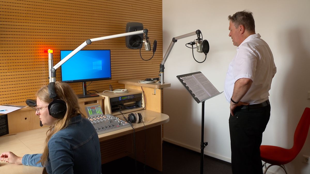 Pastoralreferent Alexander Wolf beim Einsprechen von Texten für den Audioguide. Links Hörfunkredakteurin Anna-Lena Ils.
