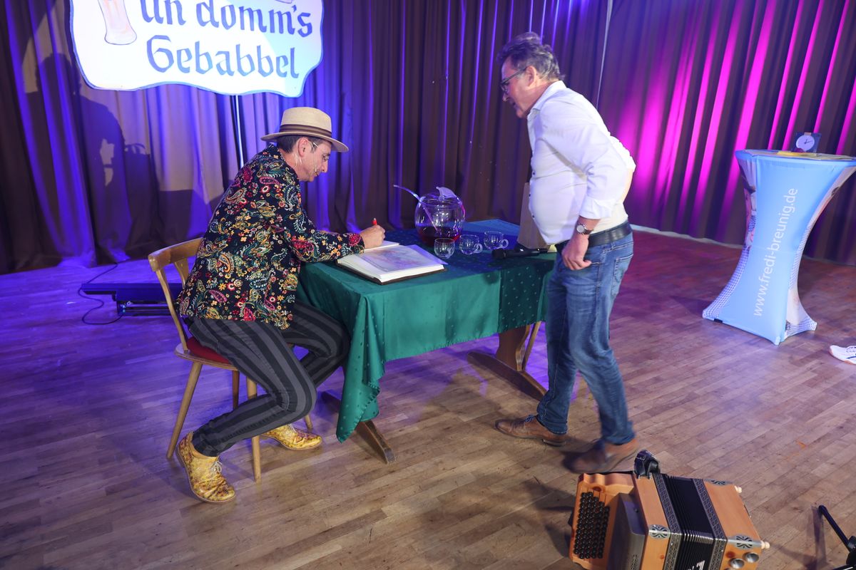 Ansgar Büttner schaute Otti Schmelzer beim Eintrag ins Goldene Buch zu.