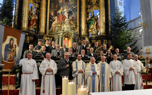 Bischof em. Dr. Friedhelm Hofmann (vordere Reihe, 5. von links) feierte mit den Altötting-Wallfahrern aus Unterfranken mehrfach Gottesdienst.