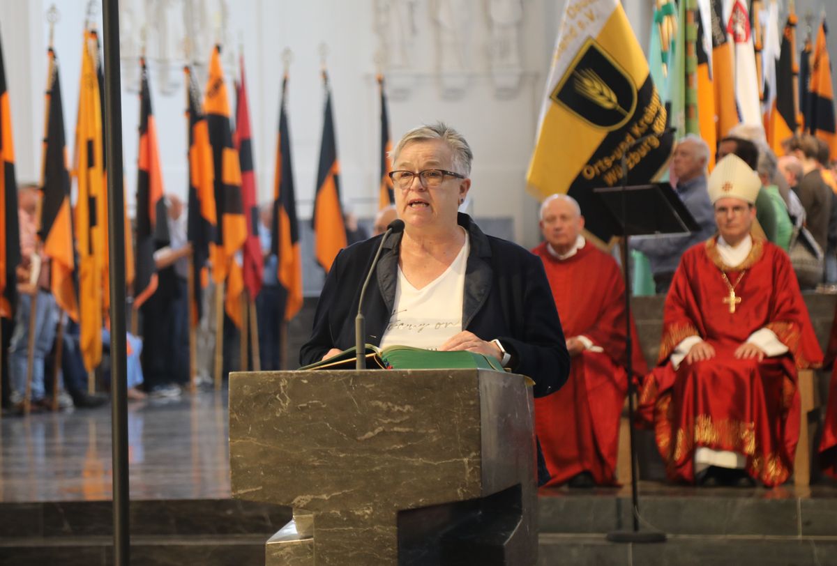 Weihbischof Paul Reder feierte am Dienstagabend, 8. Juli, einen Kiliani-Pontifikalgottesdienst mit den Katholischen Erwachsenenverbänden im Kiliansdom. 