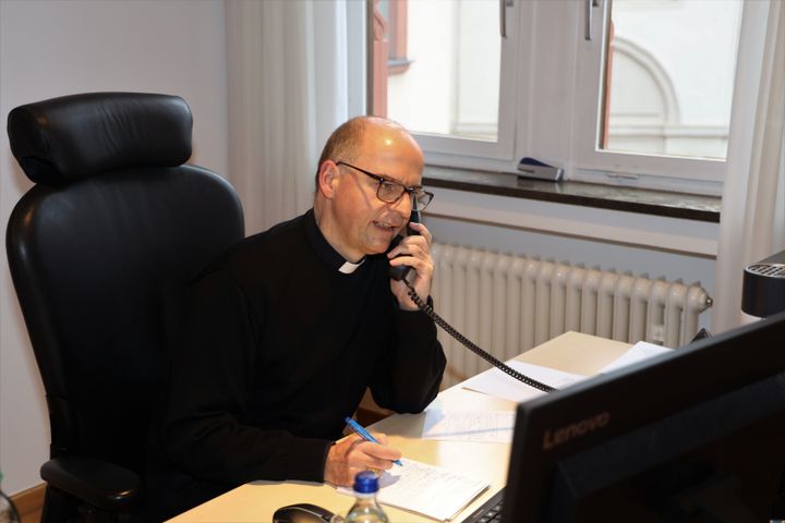„Weihnachten im Lockdown – Sprich den Bischof“ war die besondere Telefonaktion in der Corona-Pandemie überschrieben. Bischof Dr. Franz Jung führte am Dienstag, 22. Dezember, zahlreiche Telefonate. 