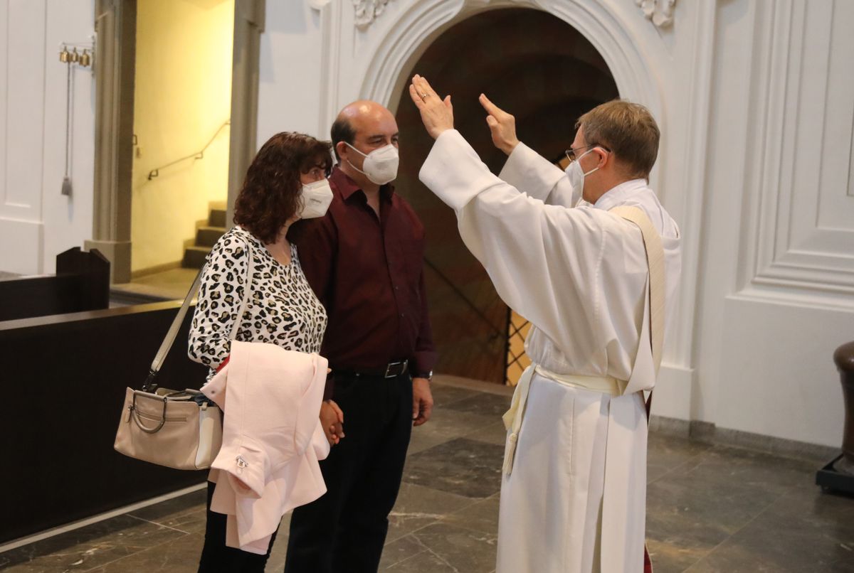 2621/0613 Gottesdienst für Ehejubilare Generalvikar Dr. Vorndran am Freitag, 25. Juni 2021_27684 Generalvikar Dr. Jürgen Vorndran feierte am Freitagabend, 25. Juni, einen Dankgottesdienst mit Ehepaaren, die seit 25 Jahren verheiratet sind. Anschließend spendeten der Generalvikar sowie weitere Priester und Diakone den Jubilaren mit Abstand den Segen.