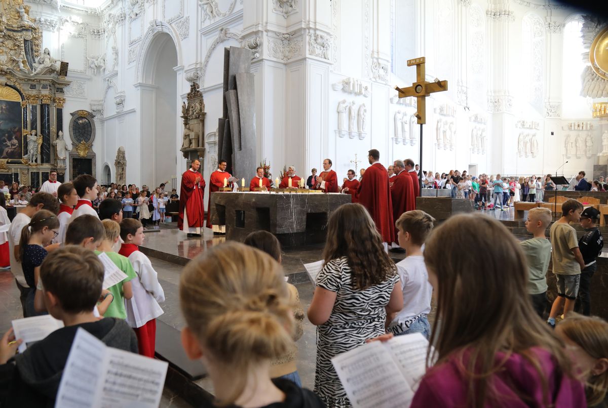Mit rund 1300 Kommunionkindern und ihren Begleitern hat Weihbischof Paul Reder am Montag, 8. Juli, einen Gottesdienst im Kiliansdom gefeiert.