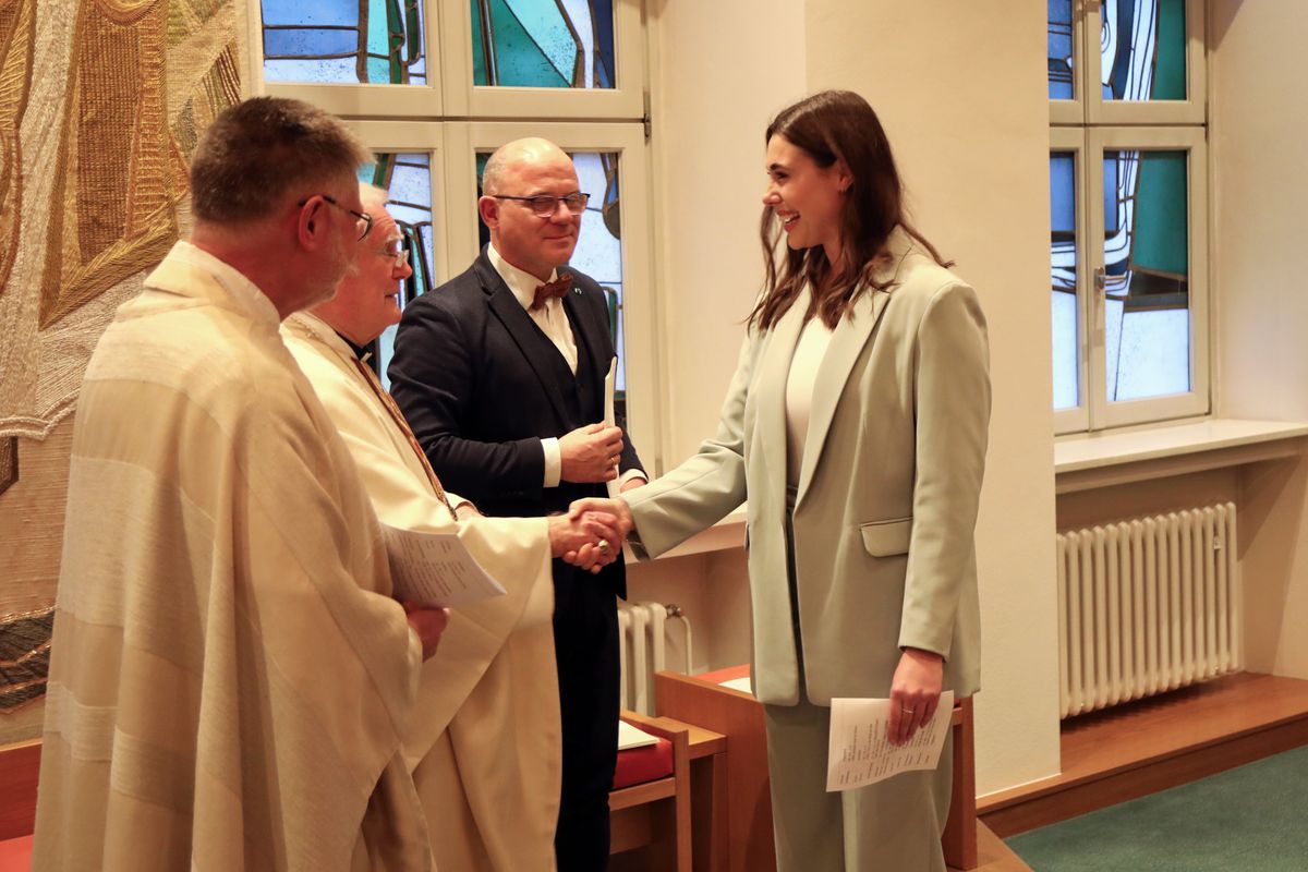Bischof em. Dr. Friedhelm Hofmann verlieh Marlene Schwarz im Auftrag von Bischof Dr. Franz Jung die Missio Canonica. Bischof em. Dr. Friedhelm Hofmann verlieh Marlene Schwarz im Auftrag von Bischof Dr. Franz Jung die Missio Canonica.
