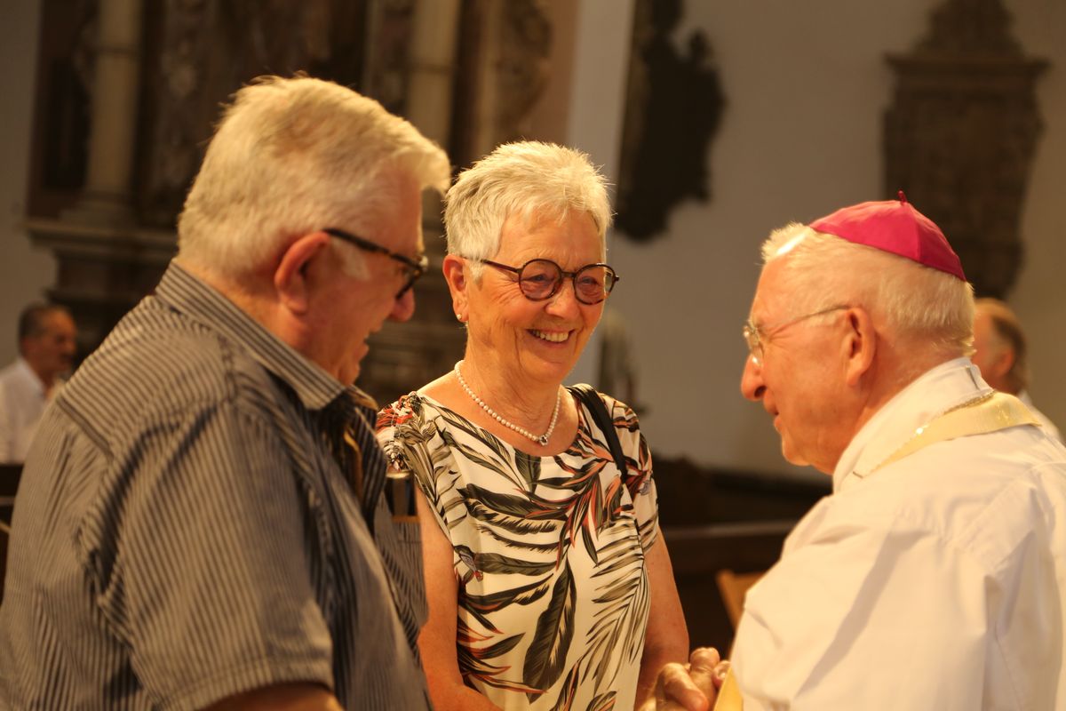 Rund 250 Ehejubilare haben am Freitagnachmittag, 4. Juli, im Kiliansdom in einem Pontifikalgottesdienst mit Weihbischof em. Ulrich Boom ihr Eheversprechen erneuert. 