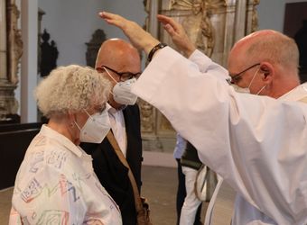 Bischof em. Dr. Friedhelm Hofmann feierte am Freitagnachmittag, 25. Juni, einen Dankgottesdienst mit Ehepaaren, die seit 50, 60 oder 65 Jahren verheiratet sind. Anschließend spendeten der Bischof sowie weitere Priester und Diakone den Jubilaren mit Abstand den Segen.