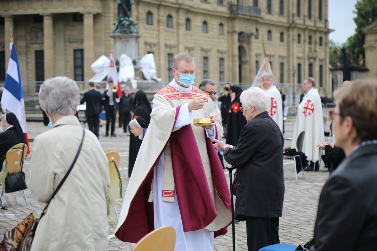 Weihbischof Ulrich Boom hat an Fronleichnam mit rund 350 Besuchern auf dem Würzburger Residenzplatz einen Freiluftgottesdienst gefeiert.