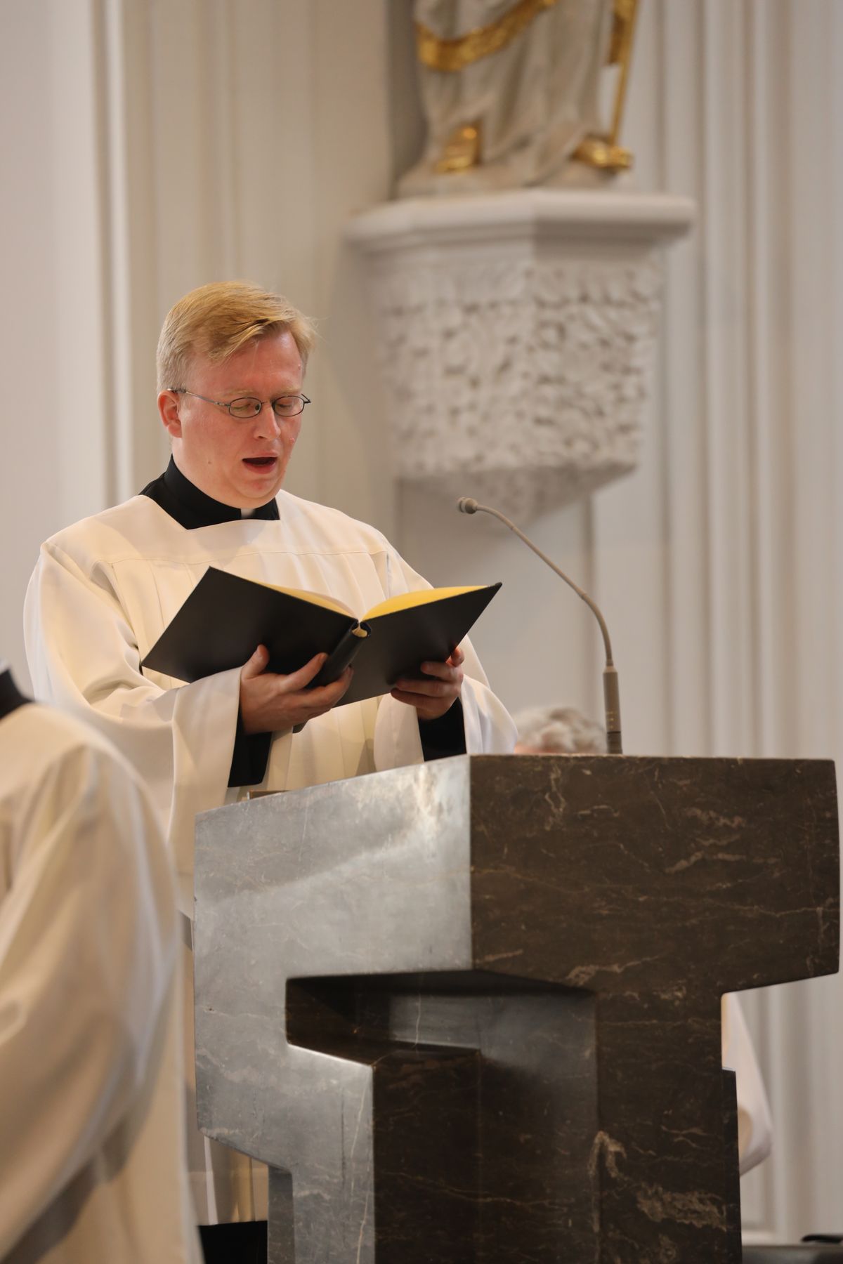 Bei einem feierlichen Gottesdienst im Würzburger Kiliansdom weihte Bischof Dr. Franz Jung Bertram Ziegler zum Diakon. Zahlreiche Verwandte, Freunde und Wegbegleiter des Priesterseminaristen nahmen an der Feier teil.