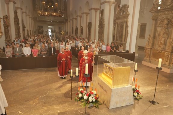 Beim Kiliani-Gottesdienst für die in Schule und Erziehung Tätigen hat Bischof Dr. Franz Jung am Freitag, 11. Juli, im Würzburger Kiliansdom 24 Frauen und Männern die Missio canonica verliehen.