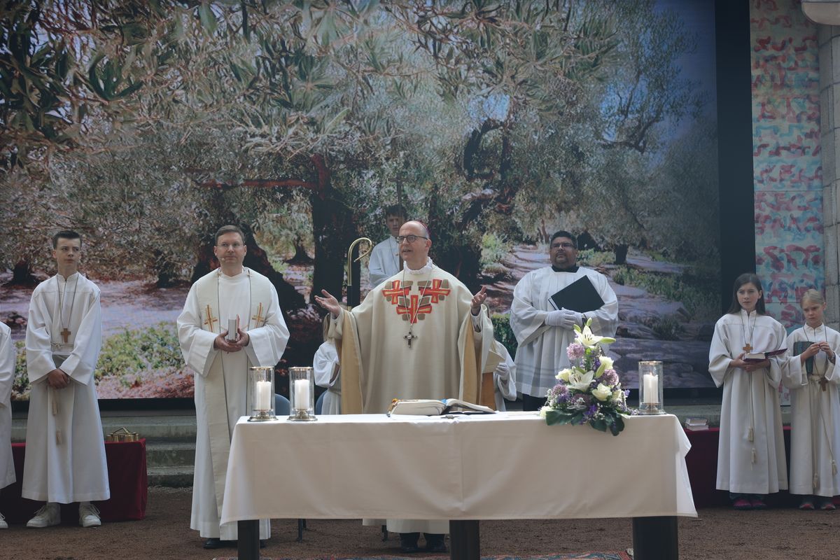 Mit einem Gottesdienst auf der Freilichtbühne hat Bischof Dr. Franz Jung die Sömmersdorfer Passionsspiele 2024 eröffnet.  Mit einem Gottesdienst auf der Freilichtbühne hat Bischof Dr. Franz Jung die Sömmersdorfer Passionsspiele 2024 eröffnet.