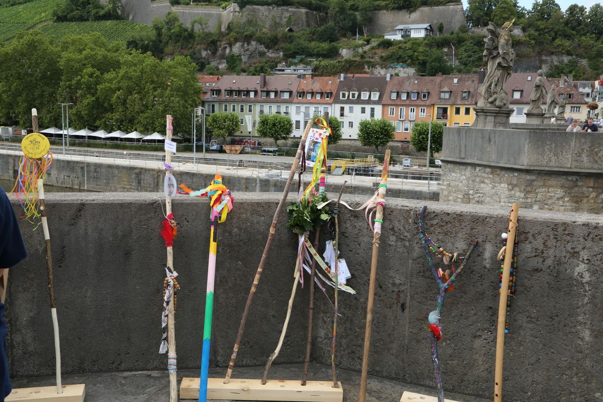 Rund 900 Kindergartenkinder haben am Freitag, 11. Juli, einen Gottesdienst mit Bischof Dr. Franz Jung in der Kirche Sankt Burkard gefeiert. Im Anschluss zogen sie über die Alte Mainbrücke in den Kiliansdom. 