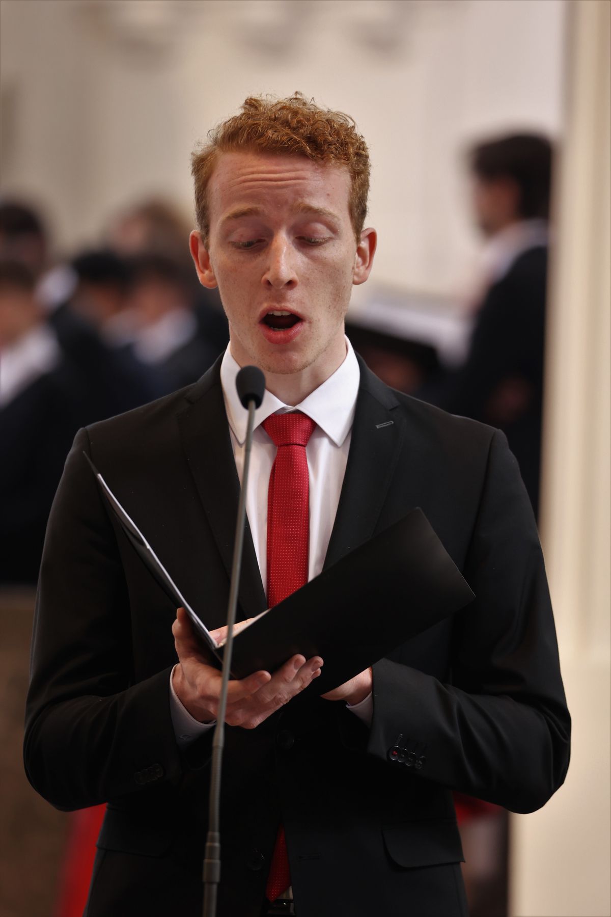 Bischof Dr. Franz Jung hat am Karfreitag, 15. April, die Liturgie vom Leiden und Sterben Jesu im Kiliansdom gefeiert. Bischof Dr. Franz Jung hat am Karfreitag, 15. April, die Liturgie vom Leiden und Sterben Jesu im Kiliansdom gefeiert.