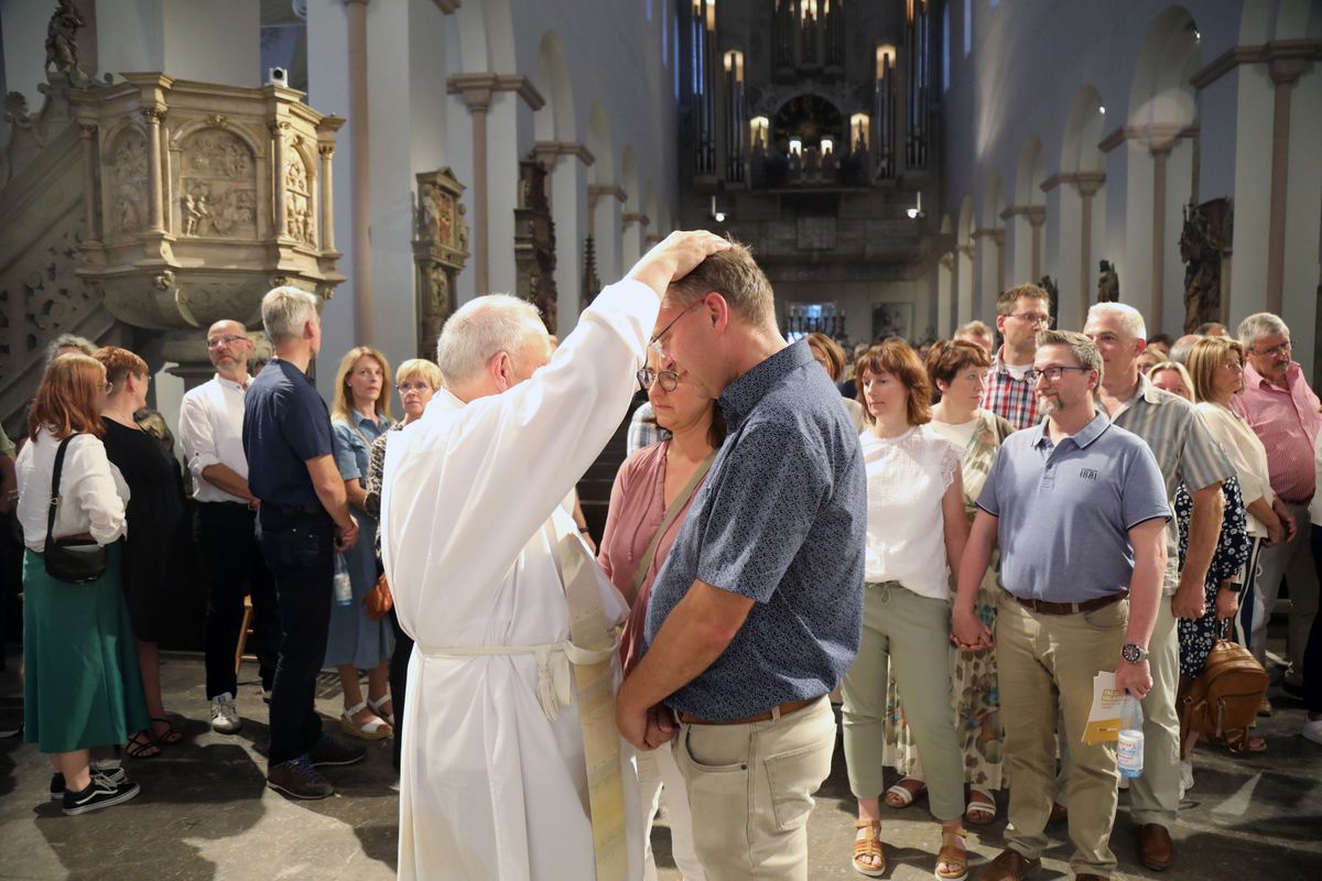 Mit rund 1000 Eheleuten, die in diesem Jahr Silberhochzeit haben, feierte Bischof Dr. Franz Jung am Freitagabend, 4. Juli 2025, einen Pontifikalgottesdienst im Kiliansdom. Im Anschluss erteilten er, Weihbischof Paul Reder sowie weitere Seelsorgerinnen und Seelsorger den Paaren einzeln den Segen.