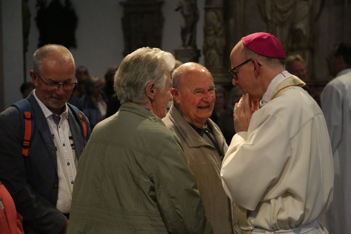 Bischof Dr. Franz Jung hat am Donnerstagnachmittag, 4. Juli, mit etwa 320 Paaren im Kiliansdom ihr goldenes oder diamantenes Ehejubiläum gefeiert.