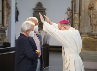 Bischof Dr. Franz Jung segnete nach dem Gottesdienst die Ehejubilare.