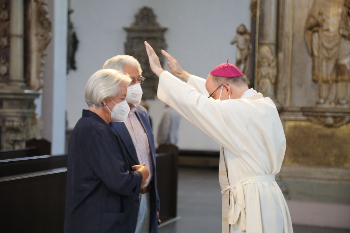 2721/0630_Ehejubilare mit Bischof Franz Jung_28214 Bischof Dr. Franz Jung segnete nach dem Gottesdienst die Ehejubilare.