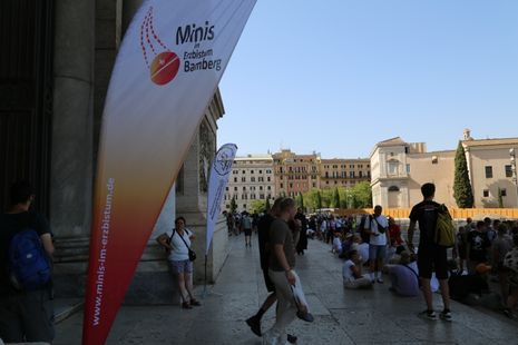 Am Donnerstag, 1. August, haben die Ministrantinnen und Ministranten der Diözesen Würzburg und Bamberg ihren gemeinsamen Abschlussgottesdienst der Romwallfahrt gefeiert. Am Donnerstag, 1. August, haben die Ministrantinnen und Ministranten der Diözesen Würzburg und Bamberg ihren gemeinsamen Abschlussgottesdienst der Romwallfahrt gefeiert.