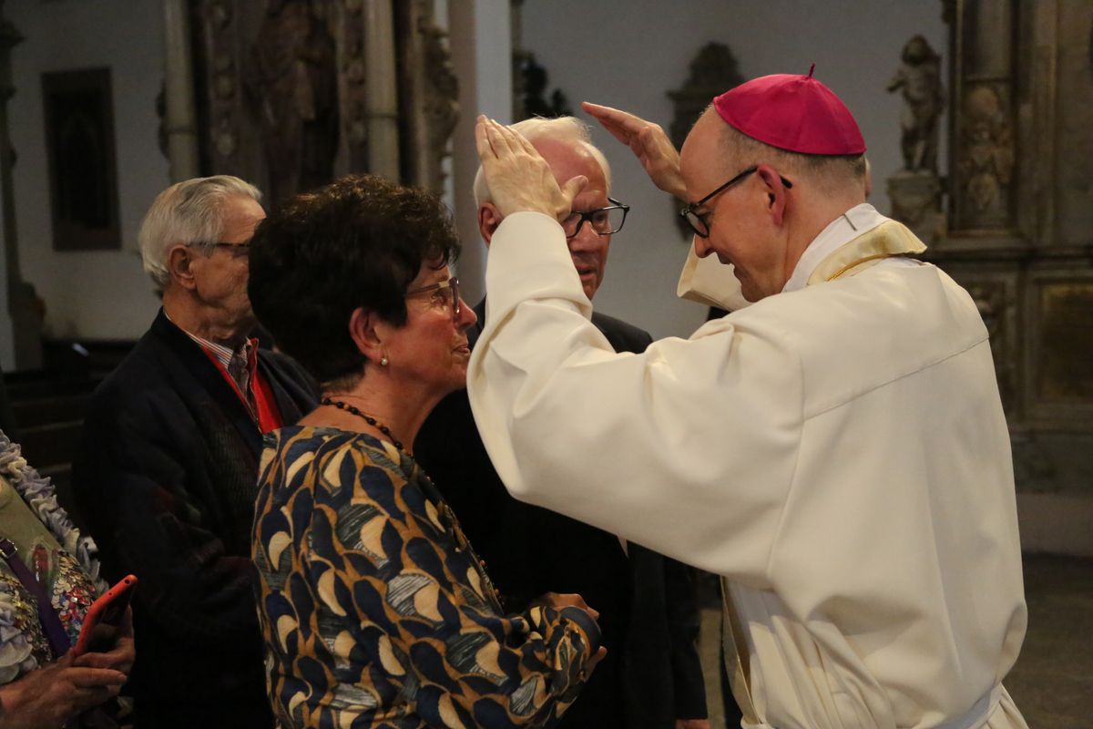 Bischof Dr. Franz Jung hat am Donnerstagnachmittag, 4. Juli, mit etwa 320 Paaren im Kiliansdom ihr goldenes oder diamantenes Ehejubiläum gefeiert.