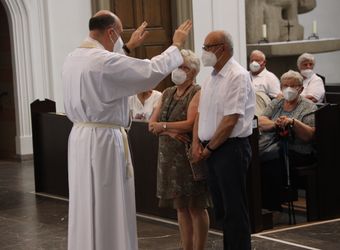 Mit rund 110 Ehepaaren aus der ganzen Diözese hat Weihbischof Ulrich Boom am Mittwochnachmittag, 23. Juni, einen Pontifikalgottesdienst gefeiert. Eingeladen waren Ehejubilare, die in den Jahren 2020 und 2021 auf 50, 60 oder 65 gemeinsame Jahre zurückblicken.