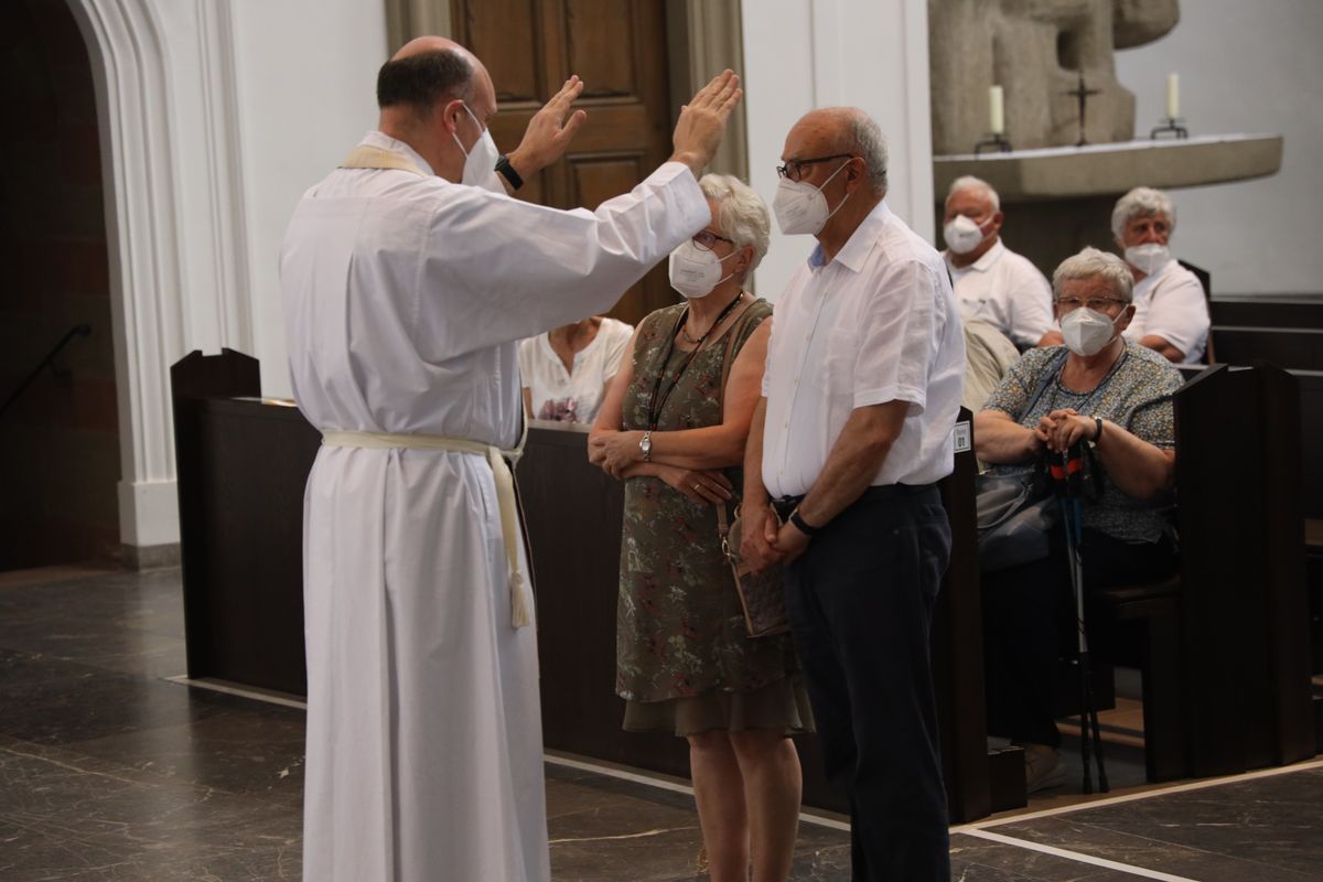 Mit rund 110 Ehepaaren aus der ganzen Diözese hat Weihbischof Ulrich Boom am Mittwochnachmittag, 23. Juni, einen Pontifikalgottesdienst gefeiert. Eingeladen waren Ehejubilare, die in den Jahren 2020 und 2021 auf 50, 60 oder 65 gemeinsame Jahre zurückblicken.