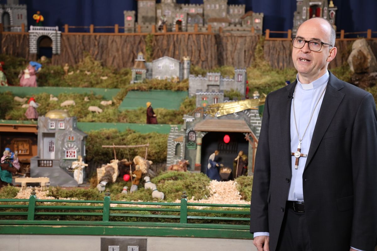 Für die diesjährige Weihnachtsansprache stand Bischof Dr. Franz Jung in Salz (Landkreis Rhön-Grabfeld) an der Krippe der Pfarrkirche vor der Kamera. Für die diesjährige Weihnachtsansprache stand Bischof Dr. Franz Jung in Salz (Landkreis Rhön-Grabfeld) an der Krippe der Pfarrkirche vor der Kamera.