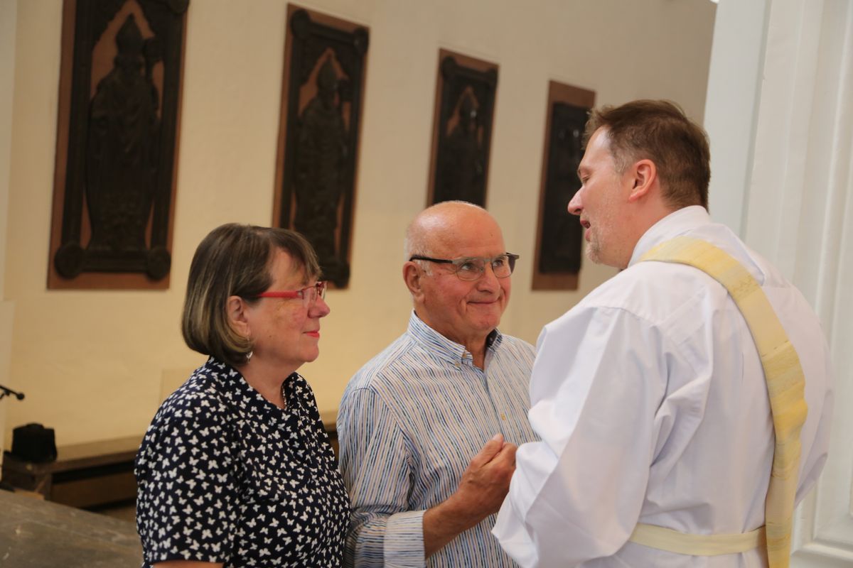 Rund 250 Ehejubilare haben am Freitagnachmittag, 4. Juli, im Kiliansdom in einem Pontifikalgottesdienst mit Weihbischof em. Ulrich Boom ihr Eheversprechen erneuert. 