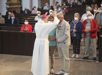 Bischof Dr. Franz Jung segnete nach dem Gottesdienst die Ehejubilare.
