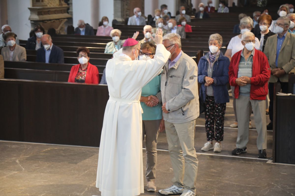 2721/0630_Ehejubilare mit Bischof Franz Jung_28169 Bischof Dr. Franz Jung segnete nach dem Gottesdienst die Ehejubilare.