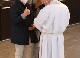 Im Anschluss an den Ehejubilarsgottesdienst mit Weihbischof Ulrich Boom am Freitagvormittag, 2. Juli, konnten sich die Paare von ihm und weiteren Priestern und Diakonen segnen lassen.