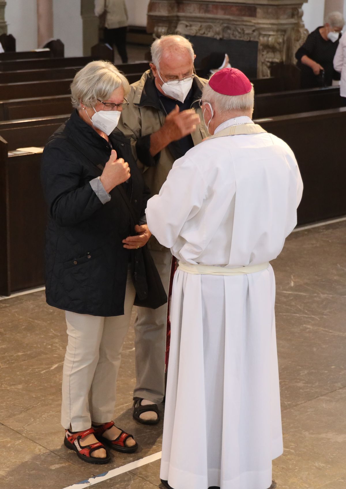 2721/0646 Ehejubilare Freitag, 2- Juli vormittags WB Boom_28447 Im Anschluss an den Ehejubilarsgottesdienst mit Weihbischof Ulrich Boom am Freitagvormittag, 2. Juli, konnten sich die Paare von ihm und weiteren Priestern und Diakonen segnen lassen.