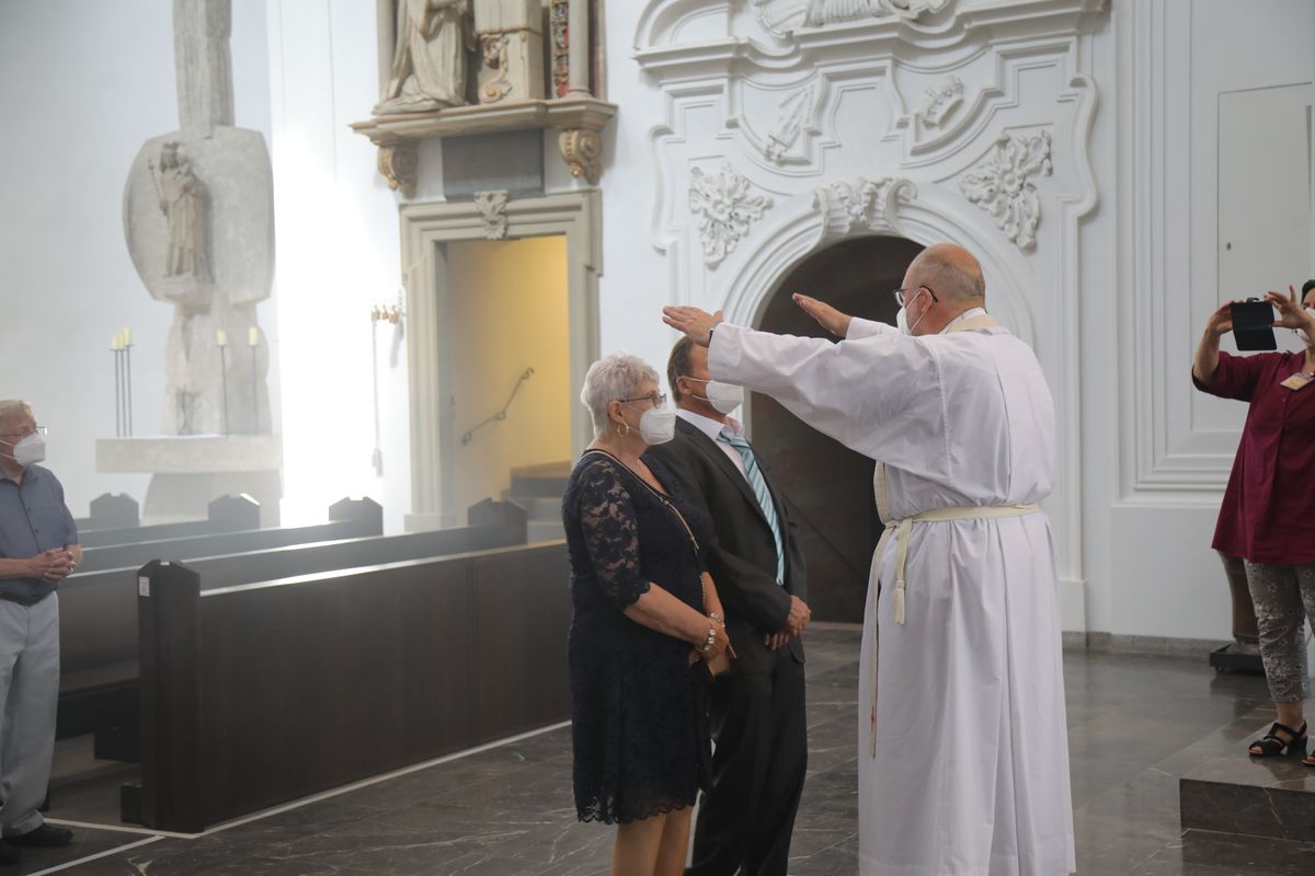 2621/0622 - Ehejubilare Gold mit Weihbischof Ulrich Boom_27899 Weihbischof Ulrich Boom feierte am Montagnachmittag, 26. Juni, einen Gottesdienst für Ehepaare, die 2020 oder 2021 ihr goldenes, diamantenes oder eisernes Ehejubiläum hatten. Im Anschluss konnten sich die Paare segnen lassen.